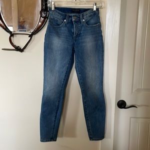 Lucky brand mid-rise skinny jeans. Great condition